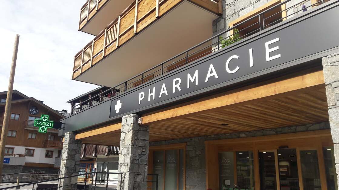 © Extérieur pharmacie - Pharmacie des Carroz