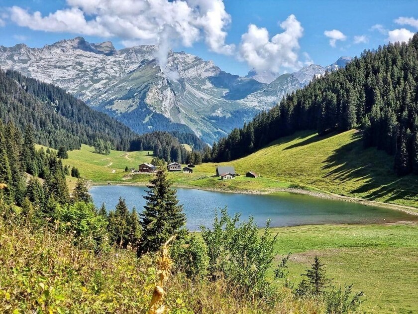 © Refuge vu de la combe - Refuge du Lac de Gers