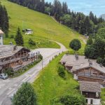 vue du chalet avec piste de ski