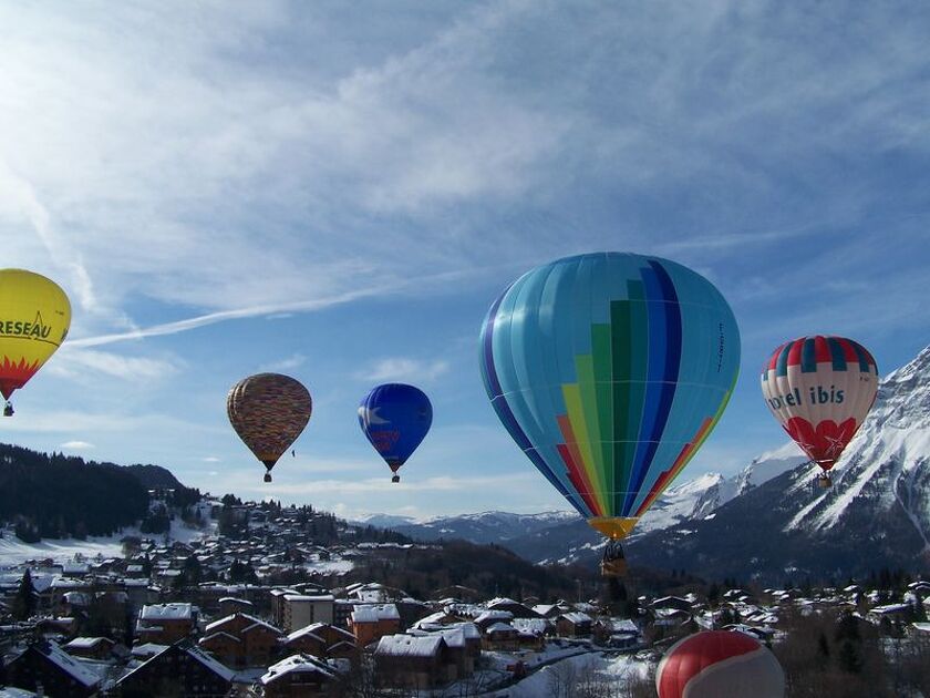 © Vols touristiques en montgolfière - S.Rey