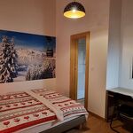 © bedroom with desk - chalet Arpitan