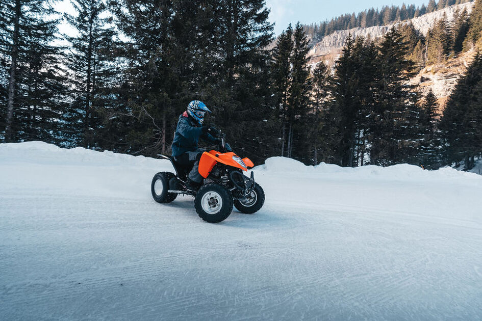 © Quad driving on ice - Mathis Decroux